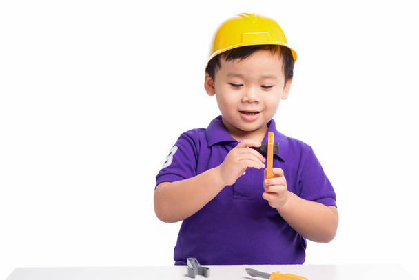 Petit garçon avec des outils de réparation
 - Photo, image