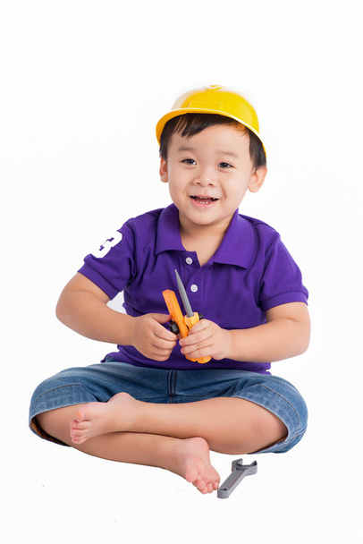  petit garçon en hardhat avec des outils
 - Photo, image