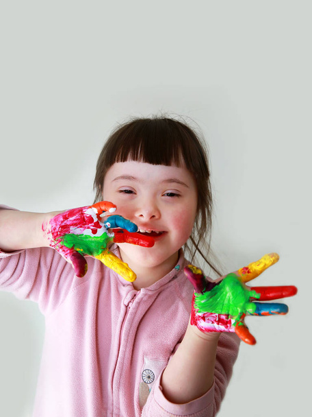 Mosolygó kislány portréja  - Fotó, kép