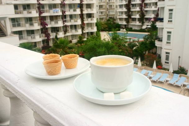 Cup of  coffee  on the background of the pool - Foto, Imagem