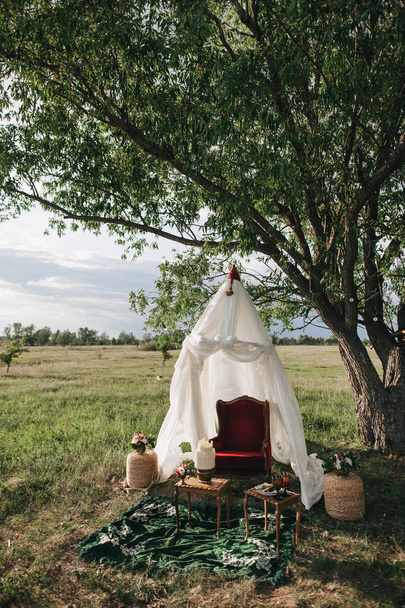 Праздничная палатка с украшениями
 - Фото, изображение