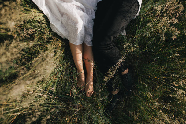 loving couple in grass - Foto, Imagen