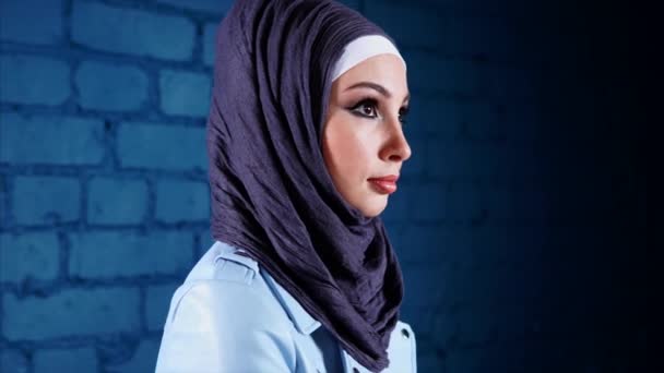 Nahaufnahme der niedlichen schönen muslimischen Frau im Hijab. - Filmmaterial, Video