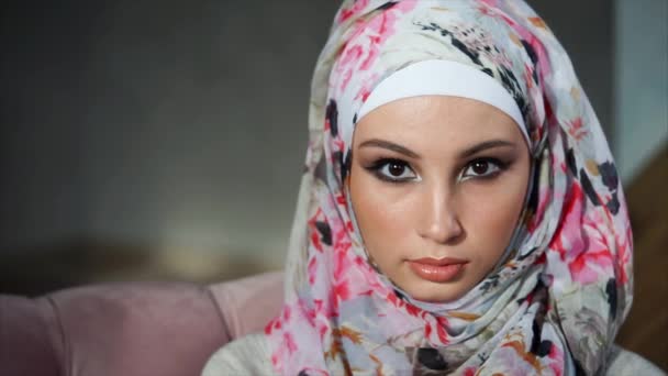 Vista da vicino di attraente donna musulmana in hijab colorato brillante
 - Filmati, video