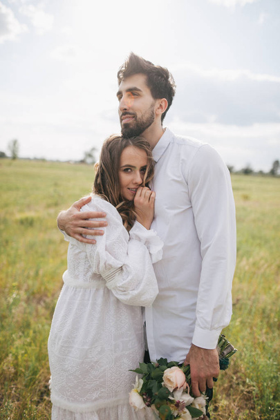 Young couple in countryside - Foto, afbeelding
