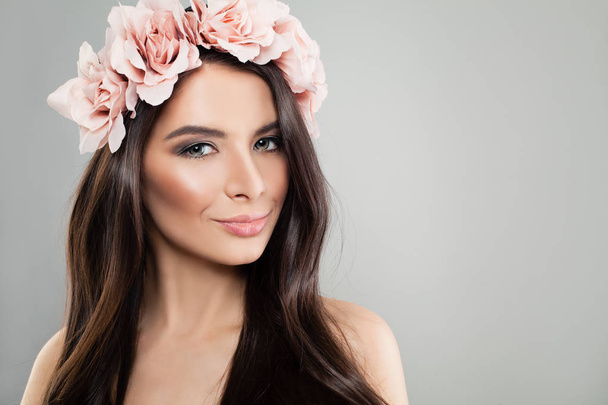 Femme glamour avec un maquillage parfait et fleurs roses d'été
 - Photo, image