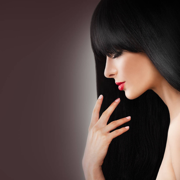 Концепция ухода за волосами. Симпатичная женщина с здоровыми брюнетками. Мода
 - Фото, изображение