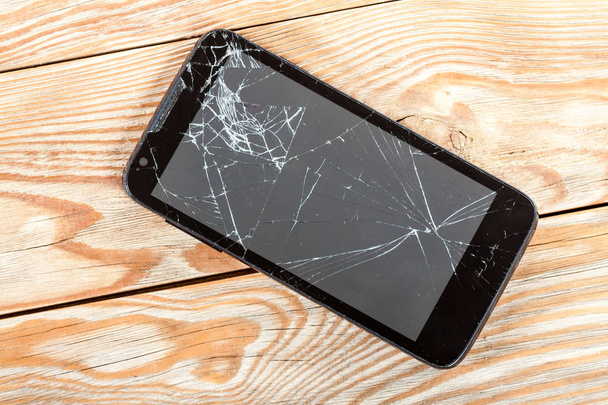 mobiele smartphone met gebroken scherm - Foto, afbeelding