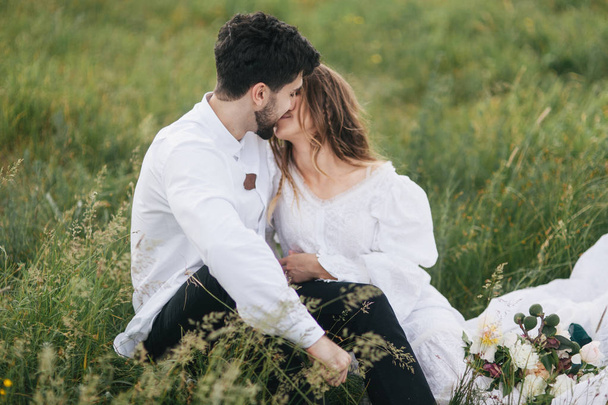 couple aimant sur l'herbe
 - Photo, image