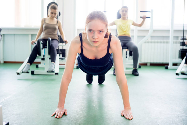 Girl doing exercises in gym - Foto, Bild
