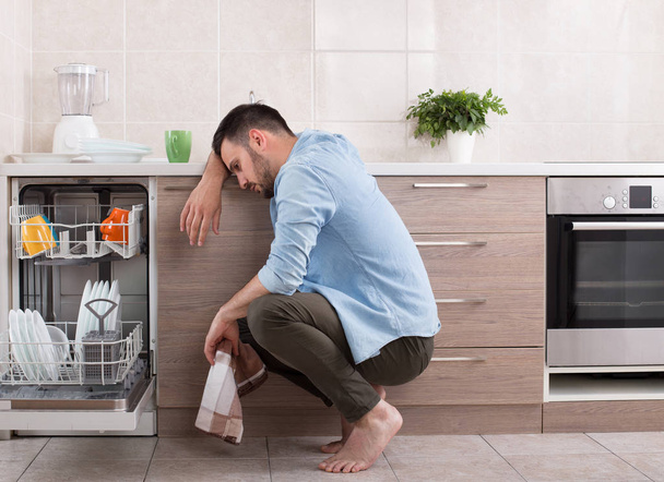 オープン食器洗い機横に疲れている人 - 写真・画像