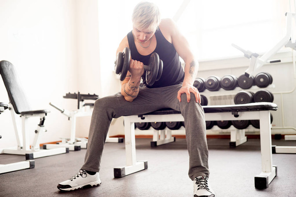 Man workout at gym - Foto, Imagen