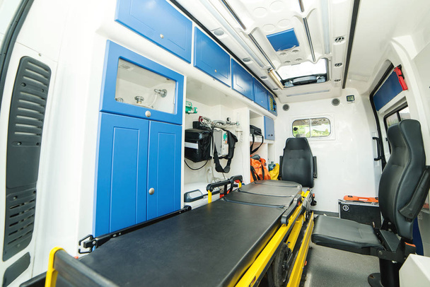 Nuovissima ambulanza per l'ospedale
 - Foto, immagini