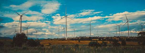 Ферма ветряных турбин, концепция ветряной энергетики
. - Фото, изображение