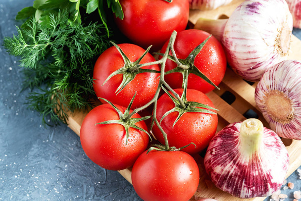 Fresh vegetables for salad Tomatoes garlic Dill Parsley Top view - Foto, Imagem