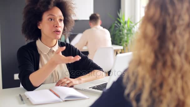 Young woman is talking to her client in the office - Filmmaterial, Video