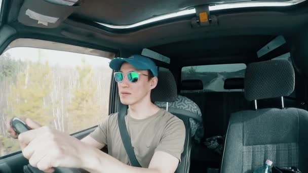 Mann mit Brille fährt Auto - Filmmaterial, Video