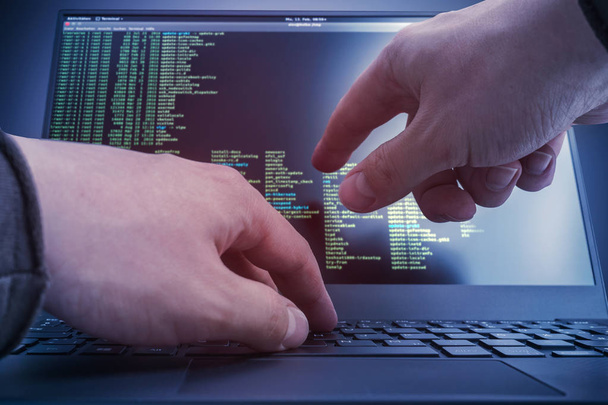 Хакер работает над командами консоли Linux. Интернет-киберконцепция
. - Фото, изображение