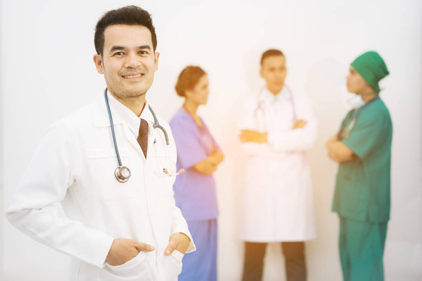 Группа врачей, хирург и медсестра на белом фоне
 - Фото, изображение