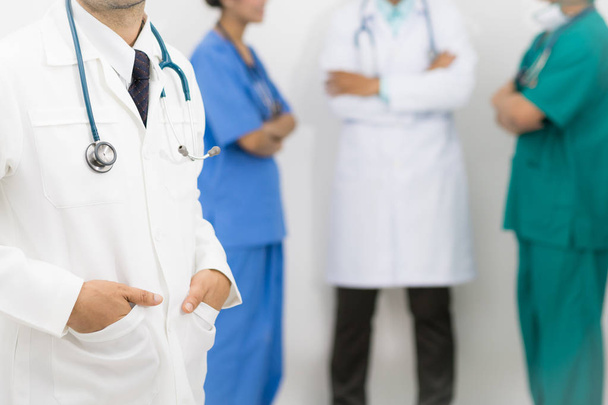 Ärztegruppe, Chirurg und Krankenschwester auf weißem Hintergrund - Foto, Bild