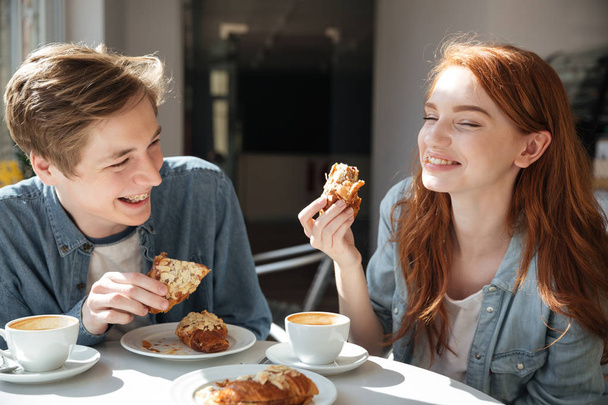 Pretty couple eating in cafe - Foto, Imagen