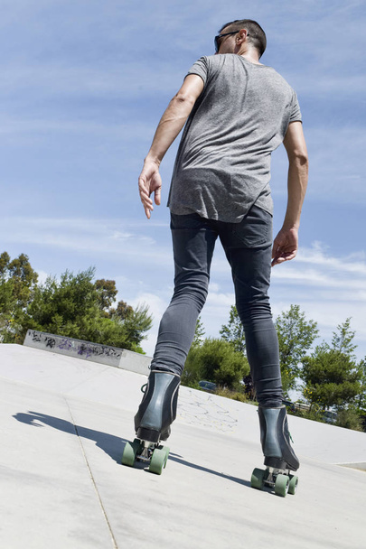 若い男がローラー スケート - 写真・画像