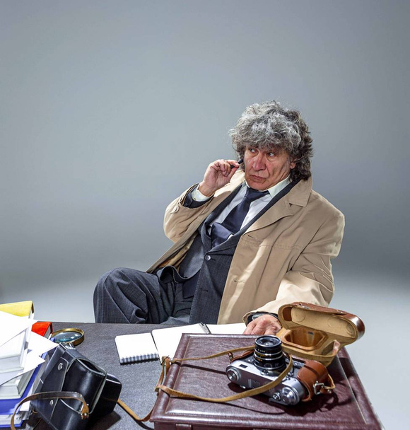 The senior man as detective or boss of mafia on gray studio background - Fotografie, Obrázek