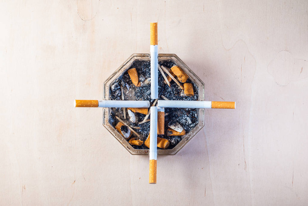 Filtr papierosy w brudne popielniczka z niedopałków papierosów, - Zdjęcie, obraz