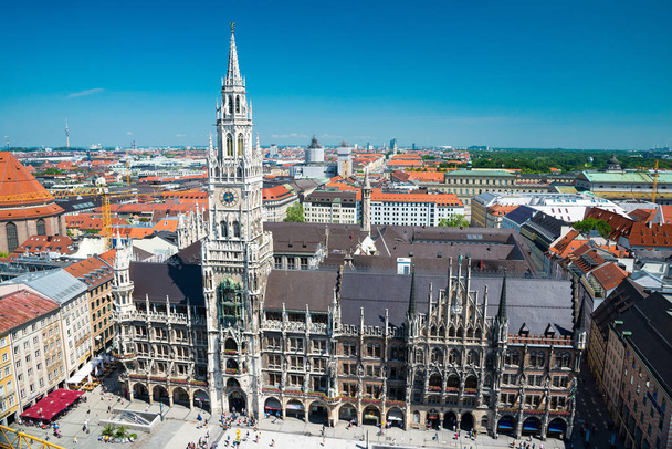 Munich, Germany - June 7, 2016: New Town Hall on Marienplatz square in Munich, Germany - Foto, Imagen