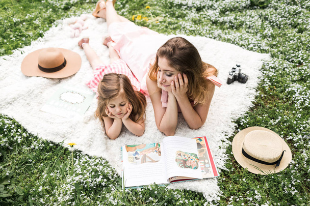Mom with a little daughter read books - Foto, Imagem