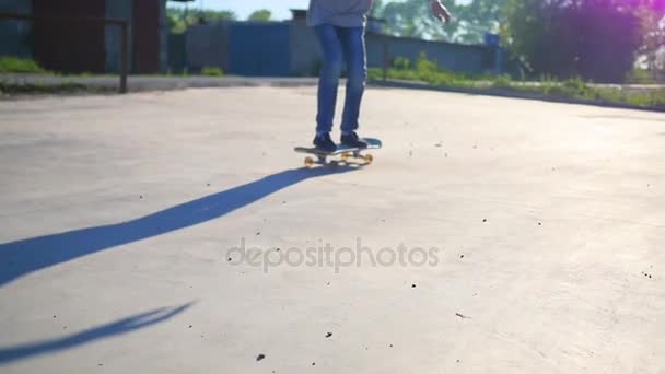 Kerl, der auf einem Skateboard.Kerl, der auf einem Skateboard reitet. Aktiver Outdoor-Sport - Filmmaterial, Video