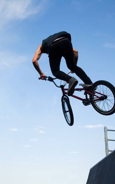 BMX bicycler over ramp - Foto, immagini