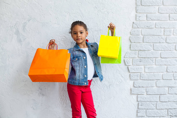 Szczęśliwa dziewczyna afro z torby na zakupy - Zdjęcie, obraz