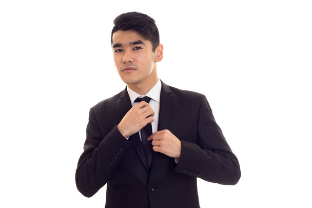 jonge man in zwarte tuxedo - Foto, afbeelding