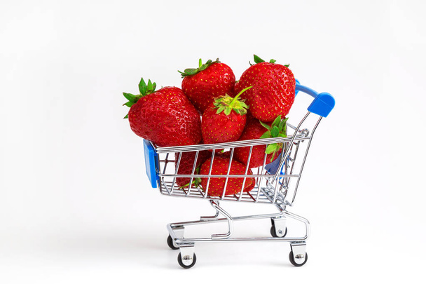 Ripe strawberry in a cart - Фото, зображення
