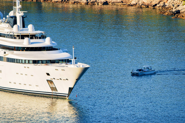 Yacht de luxe à l'île de Lokrum dans la mer Adriatique à Dubrovnik
 - Photo, image