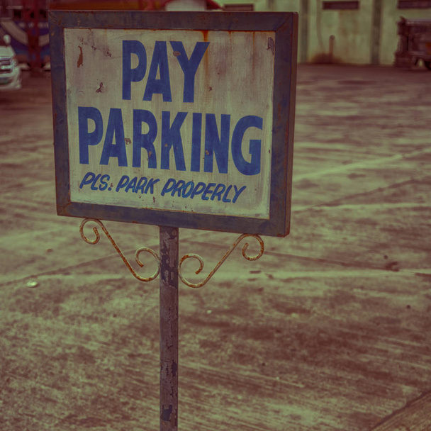 vieja etiqueta sucia de la señal de estacionamiento
  - Foto, Imagen