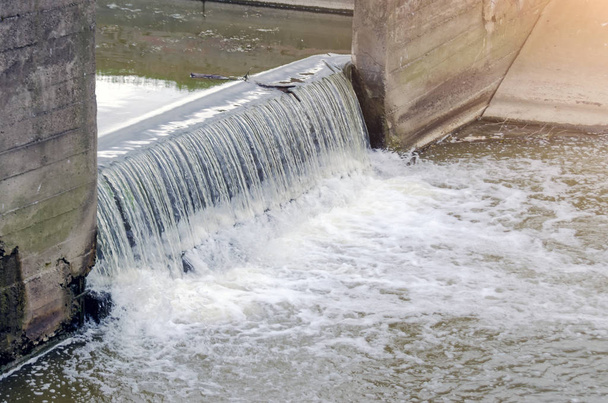 Les eaux usées de la ville sale dans le canal fusionnent cascade
. - Photo, image