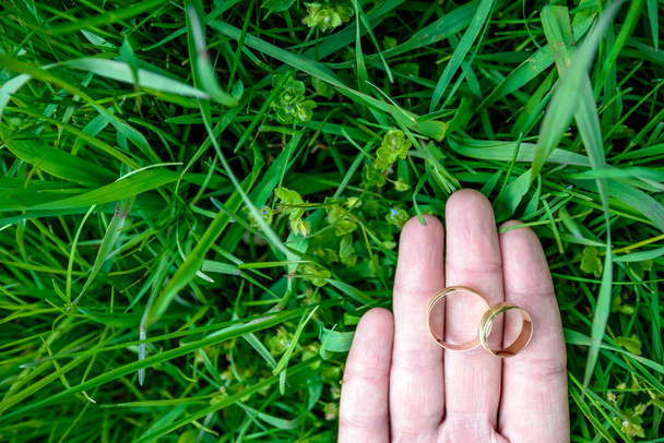 Esküvő gyűrű zöld háttér - Fotó, kép