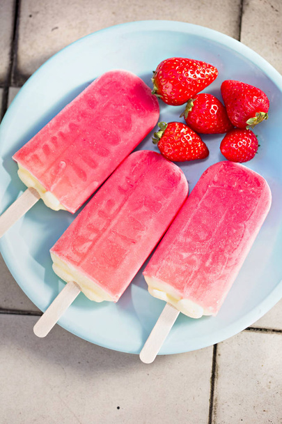 Strawberry and cream ice popsicles  - Foto, Imagen