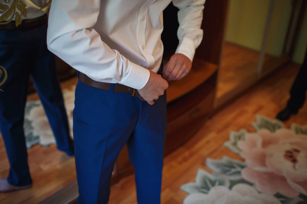 Pantaloni blu classici da uomo
 - Foto, immagini