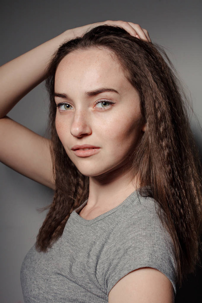 Portrait of young beautiful girl brunette in the Studio - Fotoğraf, Görsel