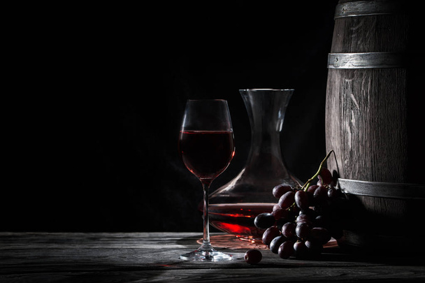 Bicchiere di vino rosso, decanter e barrette
 - Foto, immagini