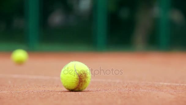 Τένις μπάλα και κορίτσι παίκτης αντισφαίρισης - Πλάνα, βίντεο