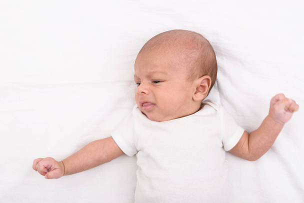 Newborn baby on white sheet - Zdjęcie, obraz