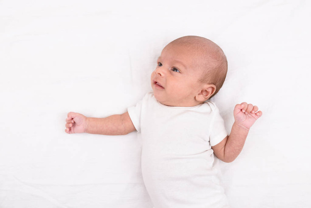Νεογέννητο μωρό σε λευκό φύλλο - Φωτογραφία, εικόνα