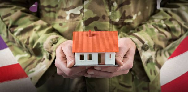 soldier holding model home - Foto, Bild