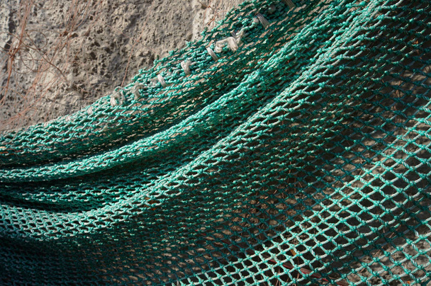 Fischernetz hängt an der Wand. - Foto, Bild
