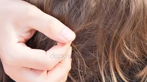 Mère à la recherche à travers les filles cheveux longs
 - Séquence, vidéo
