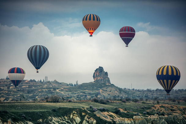 Αερόστατα θερμού αέρα πετώντας πάνω από την κοιλάδα στην Καππαδοκία. - Φωτογραφία, εικόνα